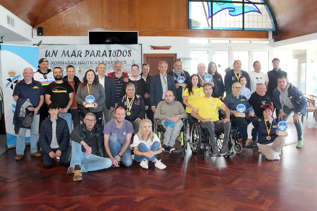 Foto familia con el Secretario Xeral (medios)